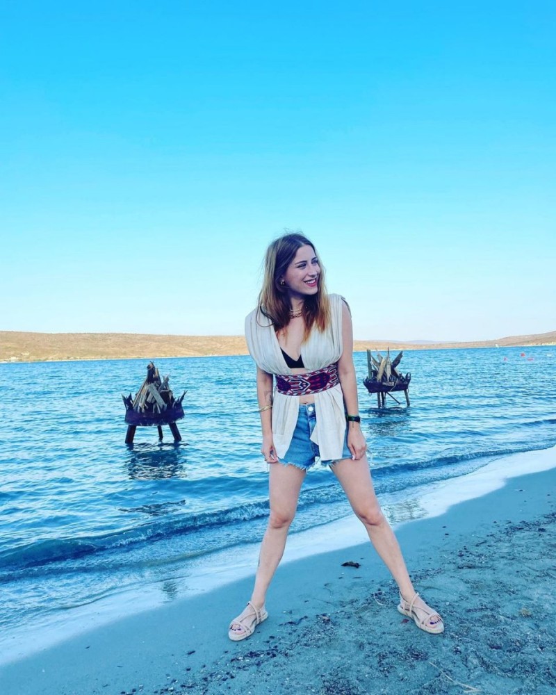 hazal kaya tatil sezonunu acti 2